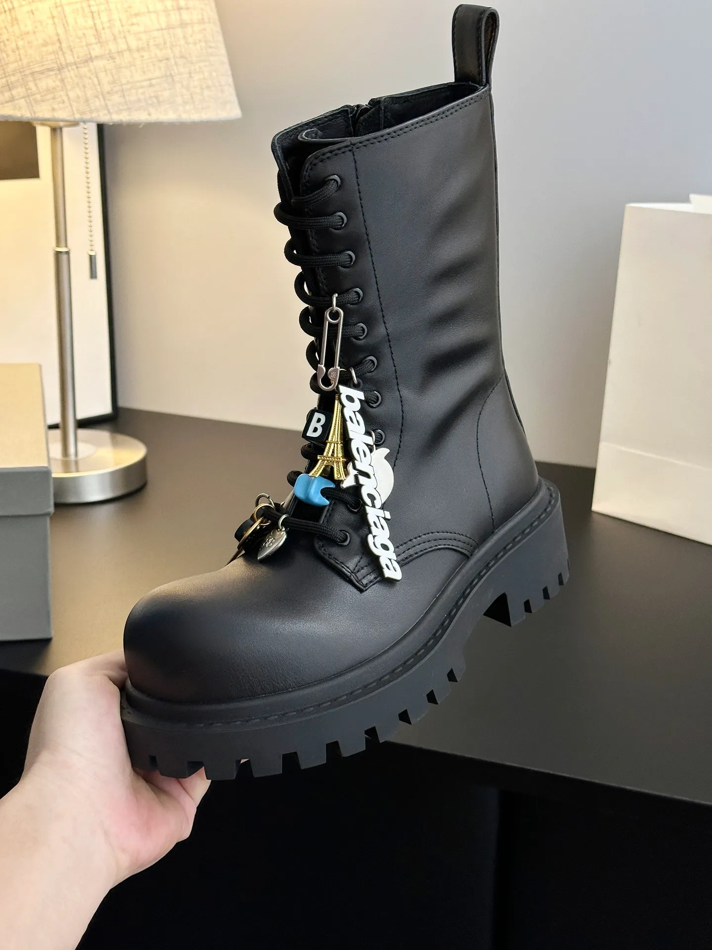 👟👟Ex-factory price 840👟👟 [𝗕𝗔𝗟𝗘𝗡𝗖𝗜𝗔𝗚𝗔Parisian Martin boots] Stomper Derby new big-toe derby shoes. This pair of shoes is simply a dark horse in this year's fashion circle. The exaggerated big-toe design makes people fall in love at first sight! 💖 👟 When I first saw it, I was attracted by the big B logo. It’s so recognizable! 🌟 Wear it, whether paired with skinny jeans or wide-leg pants, you can easily style it and look extremely fashionable! The double B decorative buckle is hand-inlaid with pure copper hardware 👟👟Shoe upper material: full-grain cowhide 👟👟Shoe lining material: water-dyed cowhide 👟👟Sole material: original rubber outsole 👟👟Shoe size selection: women's 35-40 (40 customized)